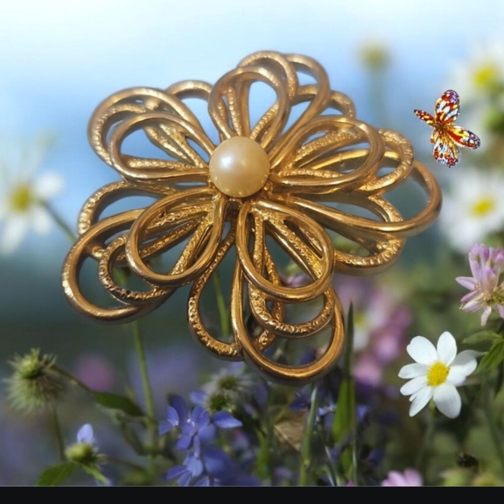 Vintage Large Layered Faux Pearl Flower Shape  Brooch GOLD Tone Metal
